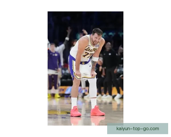东契奇腿筋受伤老詹重回持球核心湖人依赖41岁老将撑局面