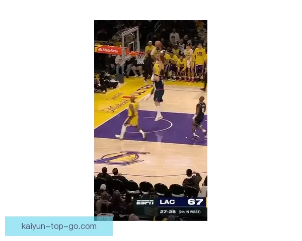 詹姆斯假传迷惑对手 布朗尼助攻艾顿完成震撼双手扣篮